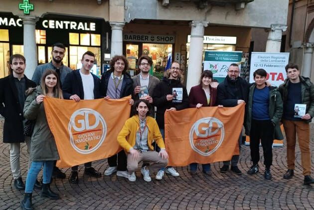 Crema I Giovani Democratici in piazza per le elezioni regionali