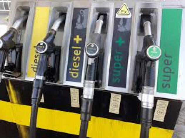 ADUC Prezzi carburanti. Governo imbarazzante