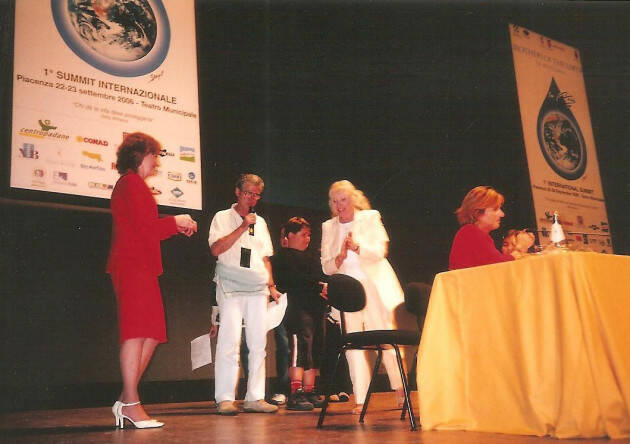  PIACENZA: La pace si impara anche tra i banchi di scuola