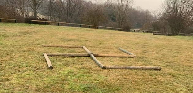 Milano EMERGENZA FASCISMO: GRANDE SVASTICA DAVANTI ALLE CENERI  DEPORTATI PARCO NORD.