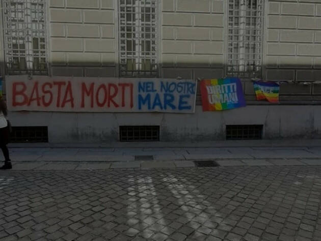 (Cr) Tanti cittadini al Sit In Basta morti nel mare Nostrum [Video]