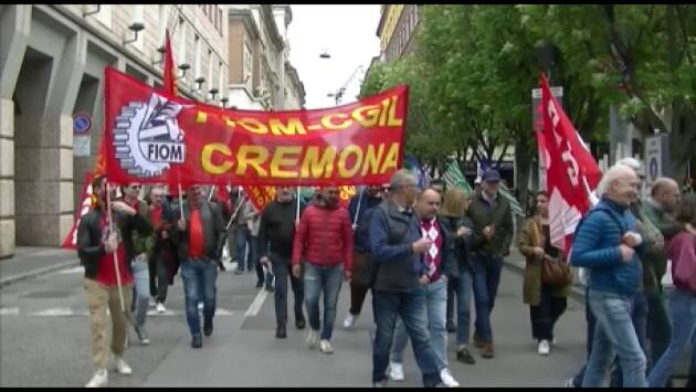 Cremona festeggia il 25 aprile 2023 Molta gente in piazza Viva la Costituzione (video)