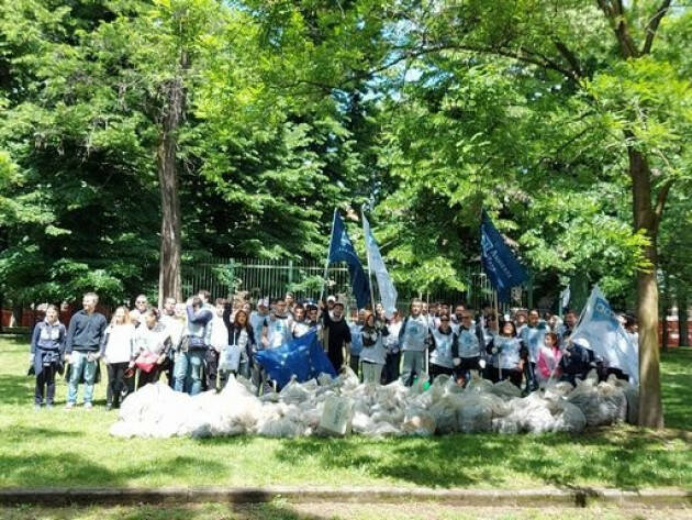 Parco Trotter di Milano ripulito, in azione Ami e gli studenti