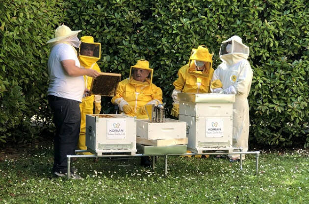 Anziani e giovani ed api uniti nella Giornata Internazionale per la Biodiversità