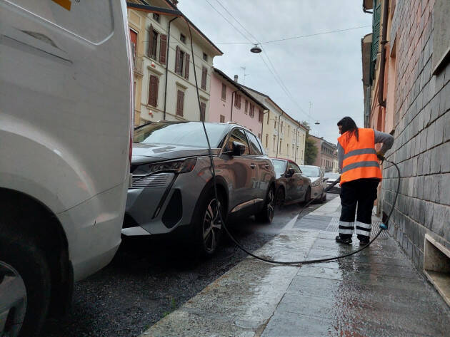 In corso la rimozione meccanica degli infestanti dai marciapiedi