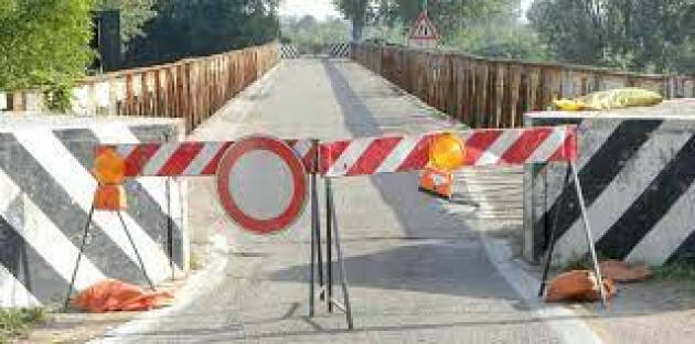 (CR) Chiusura del ponte in ferro che collega Acquanegra a Calvatone.