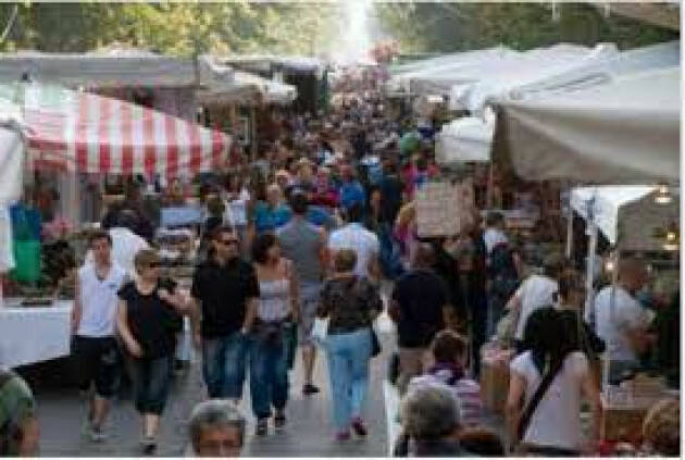 Cremona Domenica 25 giugno bancarelle in viale Po per tradizionale Fiera S. Pietro