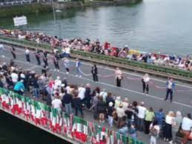 Bergamo e Brescia Anche gli anziani uniti in una catena umana straordinaria