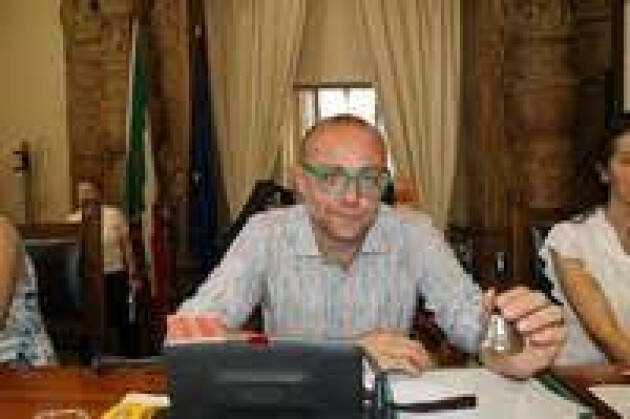 Paolo Carletti CREMONA con i giovani che hanno occupato la biblioteca per studiare