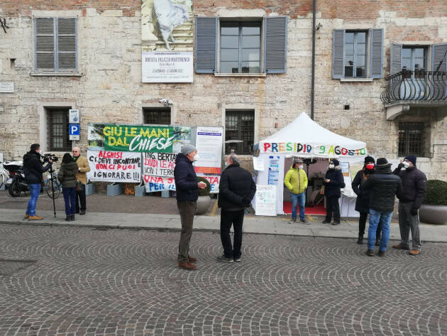 Presidio 9 agosto in piazza PaoloVI a Brescia La solidarietà da Cremona