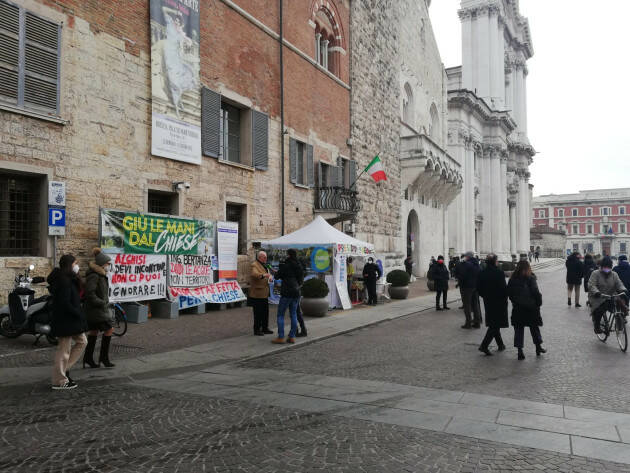 Presidio 9 agosto in piazza PaoloVI a Brescia La solidarietà da Cremona