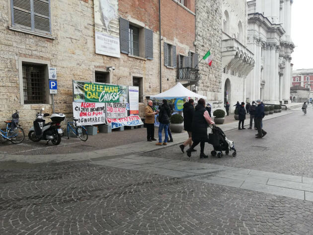 Presidio 9 agosto in piazza PaoloVI a Brescia La solidarietà da Cremona