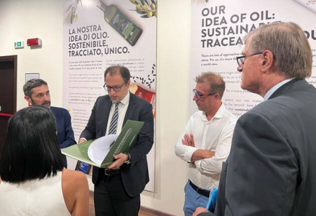(CR) L’assessore regionale Gianluca Comazzi in visita all’Oleificio Zucchi