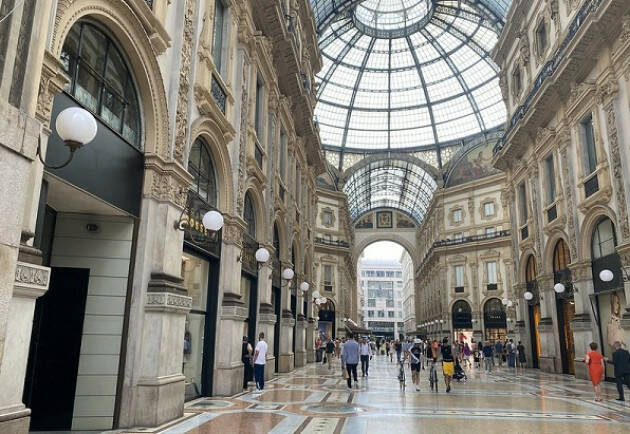 Milano GALLERIA VITTORIO EMANUELE II. NUOVO NEGOZIO PRONTA LA GARA 