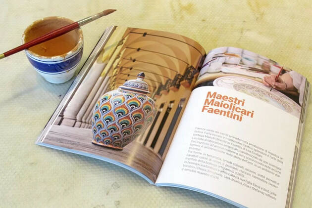 Acli Casalmaggiore Dona un libro alla Biblioteza di Faenza