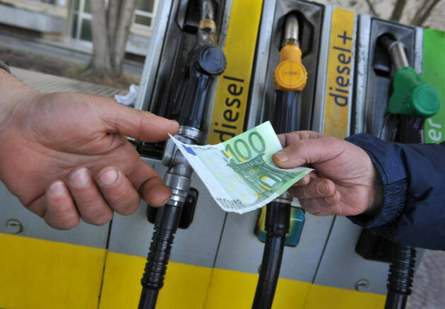 ADUC Caro benzina. Continuano gli inutili e dannosi provvedimenti del governo