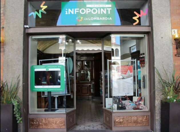 (CR) All’Infopoint punto vendita dei biglietti dei bus