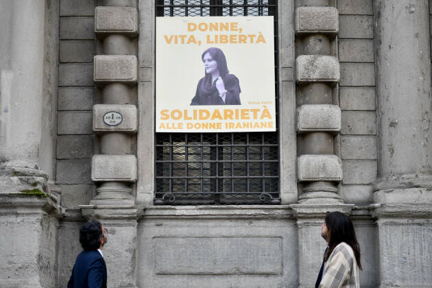 PALAZZO MARINO. IRAN, LA FOTO DI MAHSA AMINI SULLA FACCIATA DELLA SEDE DEL COMUNE