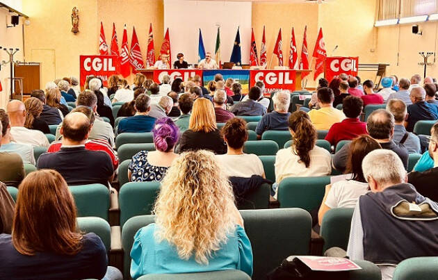 Marco Pezzoni , a nome Tavola della Pace, interviene all’attivo Cgil di Cremona.