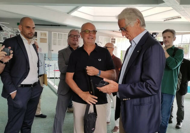 Giovanni Malagò presidente del Coni visita a sorpresa la canottieri Bissolati di Cremona