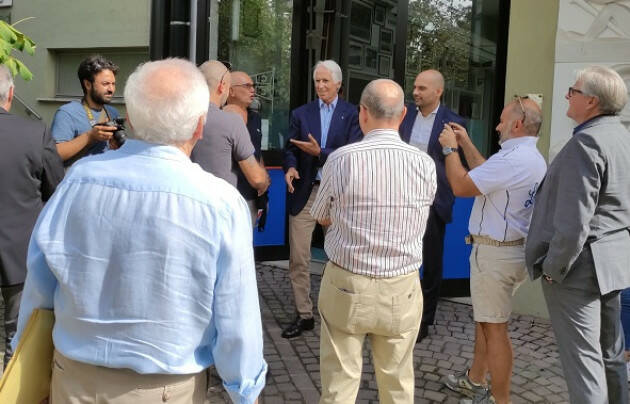 Giovanni Malagò presidente del Coni visita a sorpresa la canottieri Bissolati di Cremona