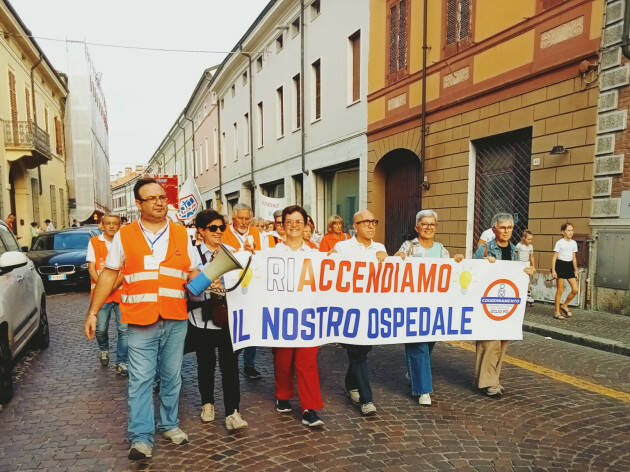  Casalmaggiore 500 cittadini in corteo per non far spegnere  l'Ospedale OglioPo