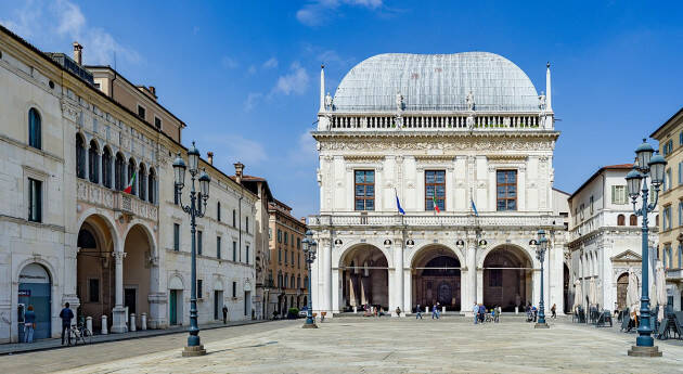 Brescia il M5S  plaude la sindaca per il no a colorare p.zza della Loggia 