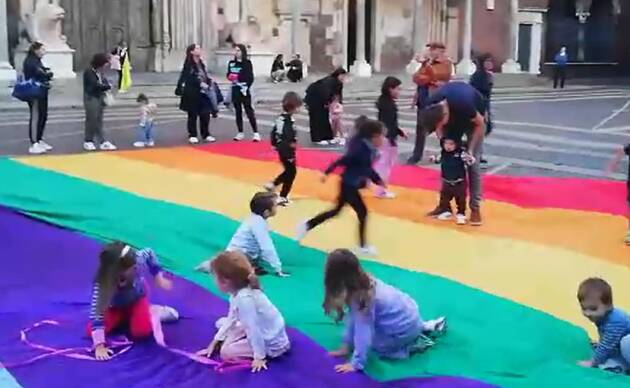 Cremona per la pace in Israele-Palestina, bambini che giocano sulla bandiera