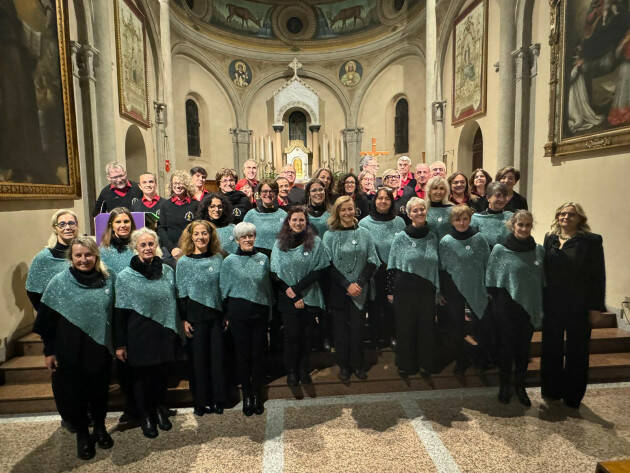 Anziani A Bonacina il canto di due cori, uniti per la solidarietà