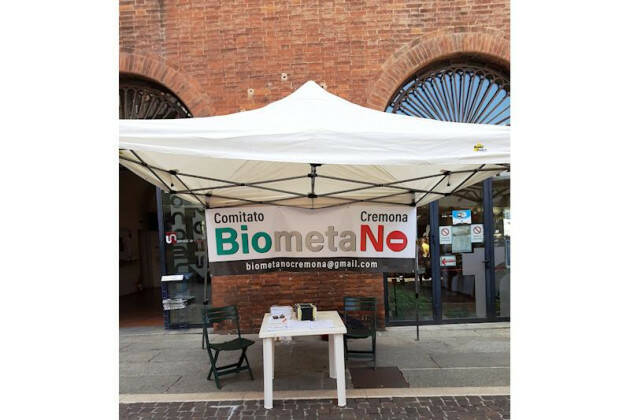 Gazebo informativo Comitato BiometaNO Cremona in p.zza Stradivari sabato 16 dicembre