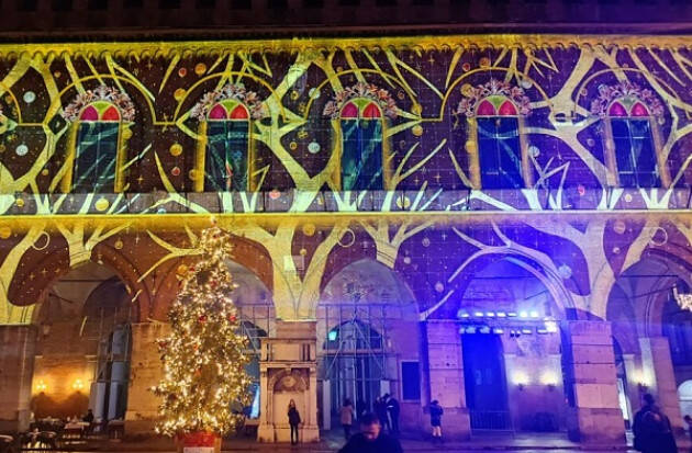 (CR) Luci e musica per festeggiare il nuovo anno che arriva