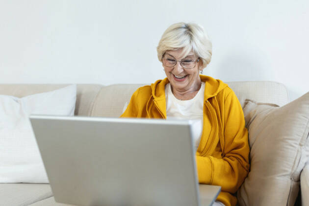 Anziani Truffe amorose, il pericolo corre sul web: 'Attenti agli innamoramenti lampo'