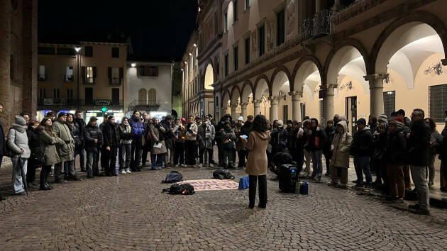 Crema I ragazzi in piazza hanno detto 'Ci state tagliando il futuro'