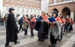 I canti della merla a Cremona , la piazza  invasa dal sole e dalla folla incantata.