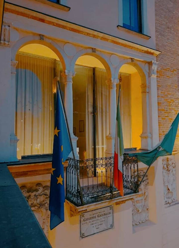 Palazzo Comunale Crema in ‘giallo’ per la festa del’l 8 marzo 2024