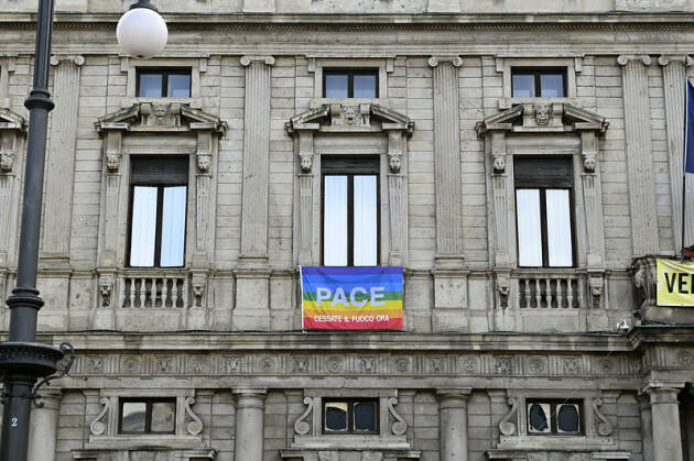 MILANO LA BANDIERA DELLA PACE ESPOSTA SULLA FACCIATA DI PALAZZO MARINO