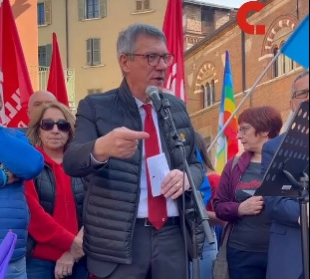 (CR) ADESSO BASTA Il presidio di Cgil e Uil durante lo sciopero di giovedì 11 aprile