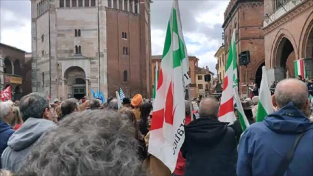 Cremona 25 aprile 2024 nel corteo e nella piazza  molti cittadini  democratici ed antifascisti
