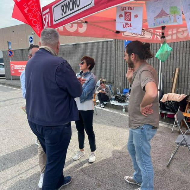 Intercos di Dovera. Presidio di protesta delle lavoratrici che chiedono contratti di lavoro dignitosi.