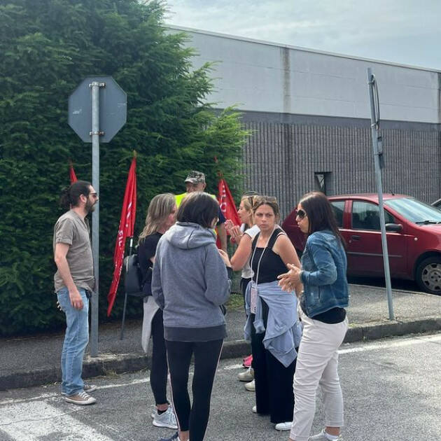 Intercos di Dovera. Presidio di protesta delle lavoratrici che chiedono contratti di lavoro dignitosi.