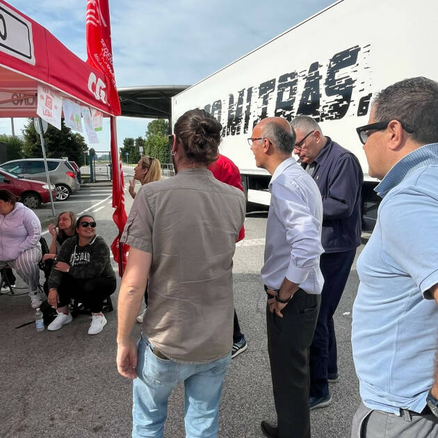 Intercos di Dovera. Presidio di protesta delle lavoratrici che chiedono contratti di lavoro dignitosi.