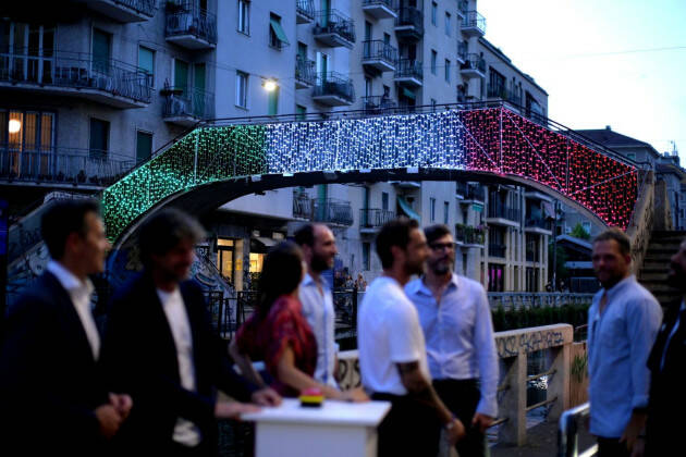 Milano DARSENA SPORT. SI ACCENDONO LE LUCI SU TRE PONTI DEI NAVIGLI