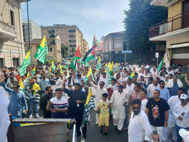 Brescia Çomunita Pakistana protesta contro le atrocità indiane nel Kashmir