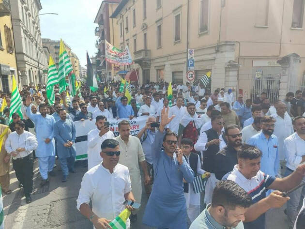 Brescia Çomunita Pakistana protesta contro le atrocità indiane nel Kashmir
