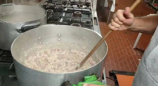 La Festa dell'Unità di  Cremona 2024 chiude con una 'risottata'  per i volontari (Video)