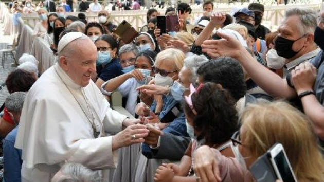 Francesco denuncia la politica che lascia morire in mare e respinge.