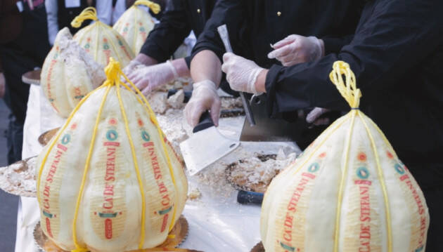 Cremona UN PROVOLONE VALPADANA DOP DAL CUORE DOLCE