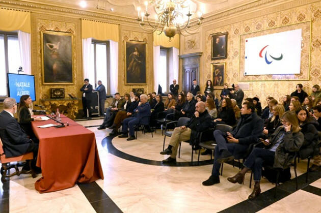 NATALE A MILANO 2024. VENTISETTE  ALBERI PER LE FESTIVITÀ NATALIZIE