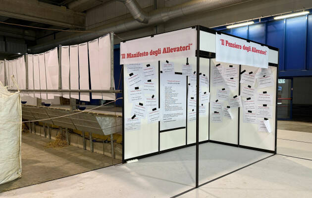 ALLEVATORI IN PROTESTA PER LIMITAZIONI  PARTECIPAZIONE VACCHE  FIERA  DI CREMONA