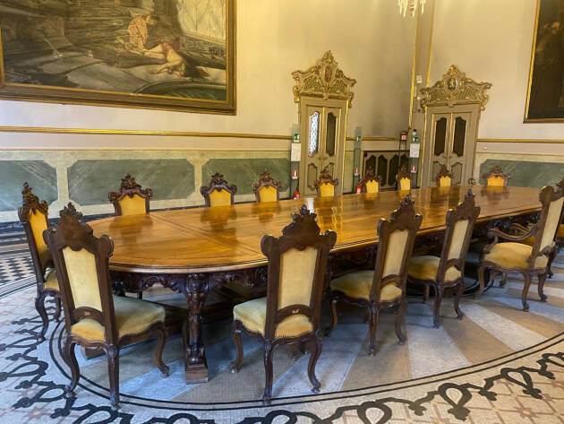 (Cremona) Riportato alla dimensioni originali il grande tavolo della Sala della Consulta